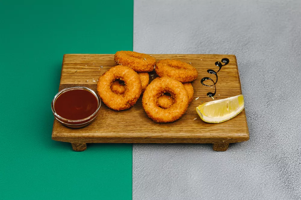 Кольца кальмара с соусом барбекю