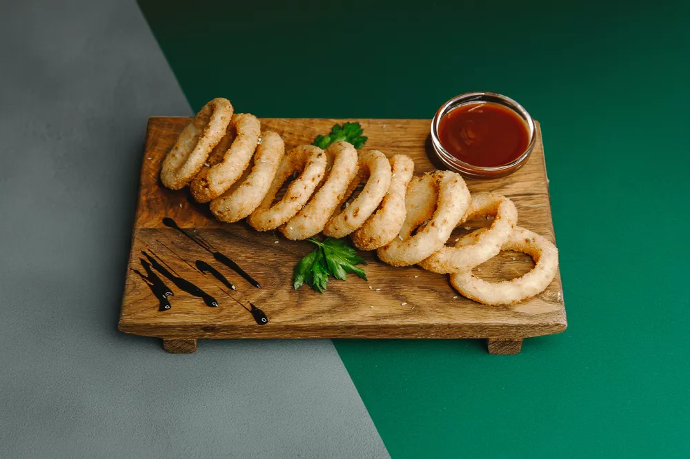 Кольца лука с соусом барбекю