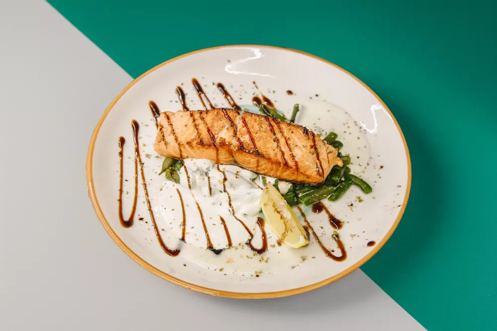 Лосось на зеленой подушке