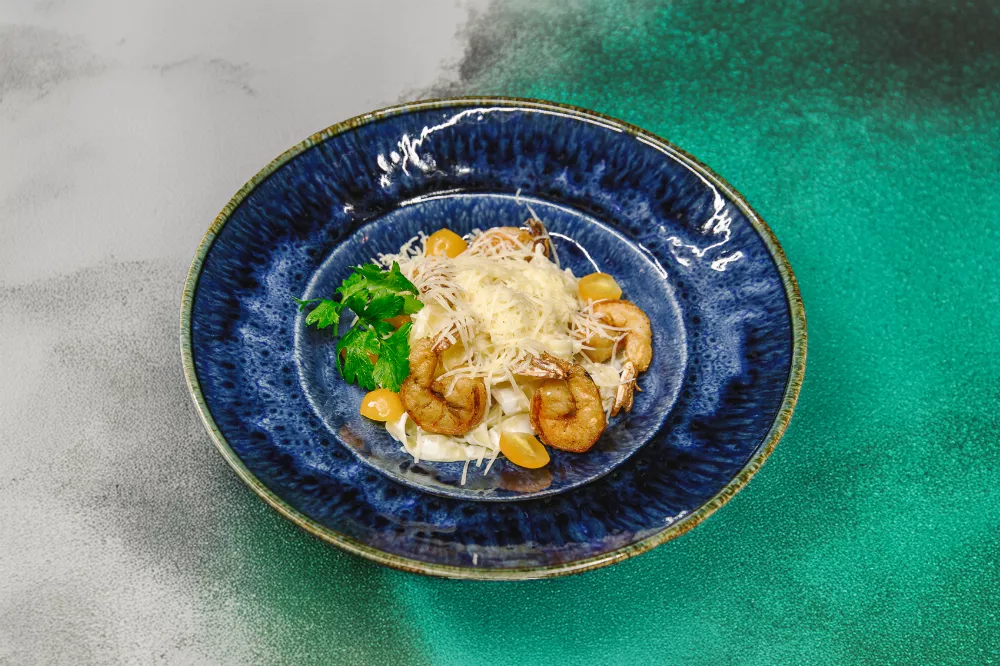 Паста с креветками и черри