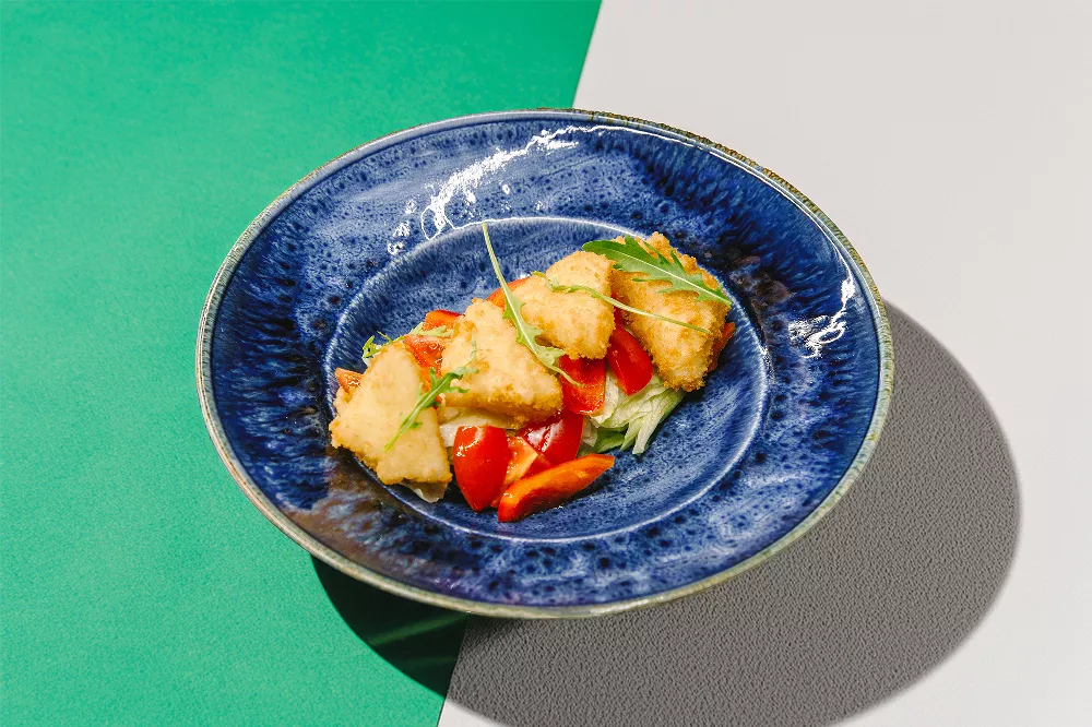 Салат с жареным сулугуни