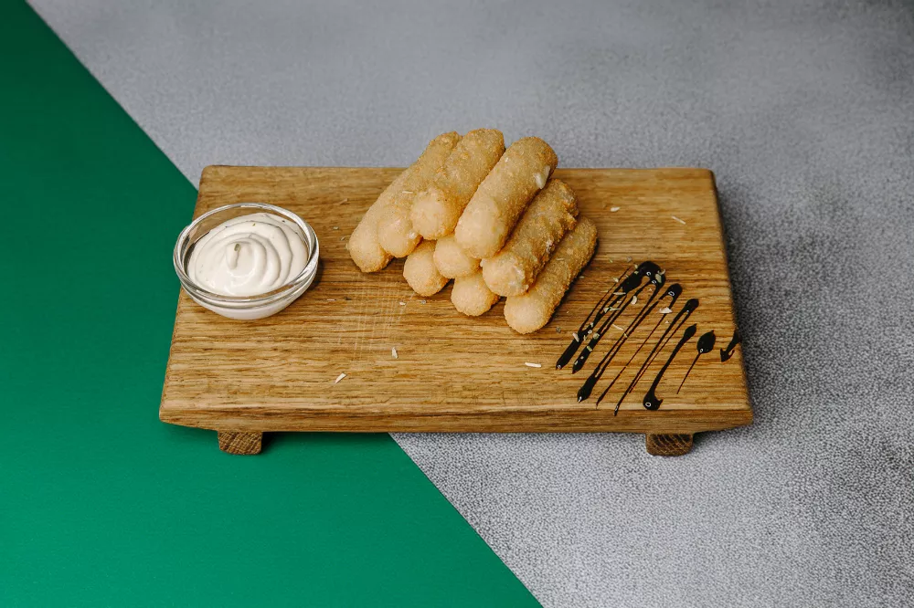 Жареная моцарелла со сливочным соусом